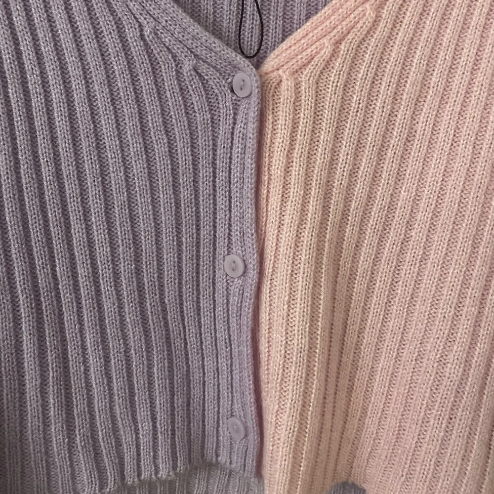 ✨BRAND NEW✨ PrettyLittleThing Split Two-Tone Button Up Cropped V-Neck Sweater - Picture 2 of 4
